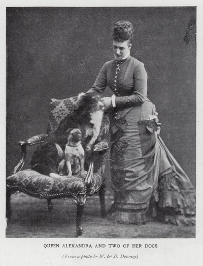 Dronning Alexandra og to av hundene hennes (s/hvitt bilde) av English Photographer