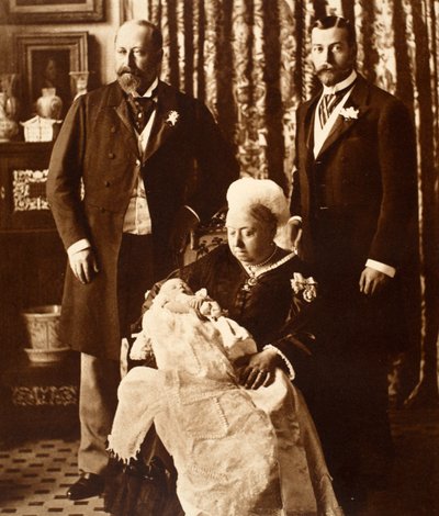 Dronning Victoria holder kong Edward VIII ved hans dåp 16. juli 1894 av English Photographer