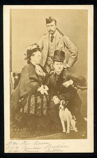Dronning Victoria, prinsesse Beatrice og prins Arthur av English Photographer