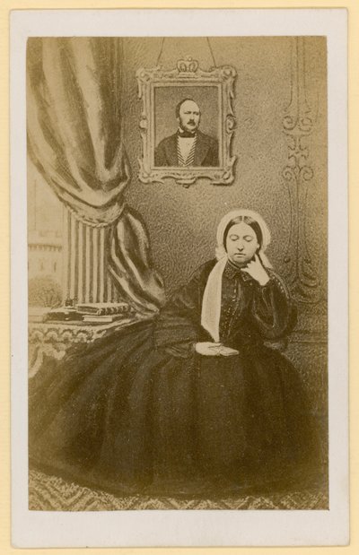 Dronning Victoria, da enke, med et portrett av prinsgemalen bak seg (s/hv-bilde) av English Photographer