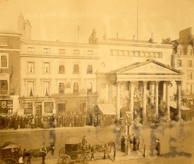 I kø på Haymarket i 1895 for den første natten av Trilby med Tree i hovedrollen av English Photographer