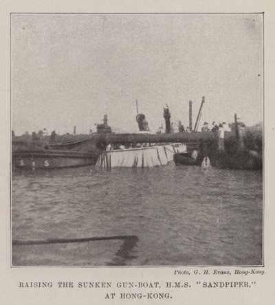 Heving av Sunken Gun-Boat, HMS Sandpiper, i Hong-Kong av English Photographer