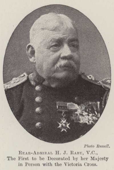 Kontreadmiral H J Raby, VC, den første som ble dekorert av hennes Majestet personlig med Victoria Cross av English Photographer