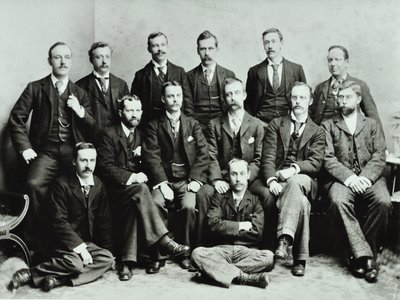 Rosendale Road School: gruppe lærere, 1897 av English Photographer