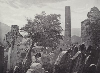 Round Tower, St Kevins Cross and Kitchen, Glendalough av English Photographer