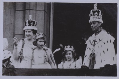 Kongelig familie, etter kroningen av kong George VI (s/hv-bilde) av English Photographer
