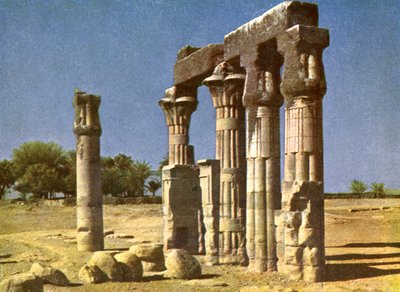 Ødelagt tempel i Medamut, Egypt av English Photographer