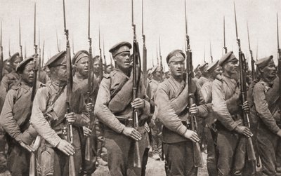 Russisk infanteri på parade og presenterer våpen under første verdenskrig, fra The Illustrated War News, 1915 av English Photographer