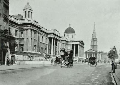 Saint Martin in the Fields og The National Gallery, Trafalgar Square, Westminster LB: nordsiden med utsikt mot øst, 1896 av English Photographer