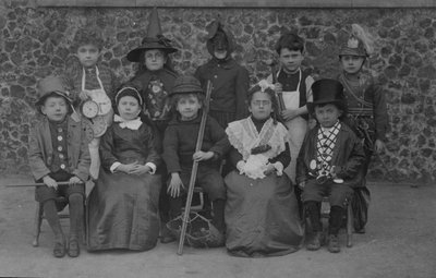 Skolebarn, Norfolk, i fancy kjole tidlig på 1900-tallet (s/hvitt-bilde) av English Photographer