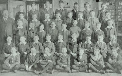 Skolegruppe, ukjent skole, 1895 av English Photographer