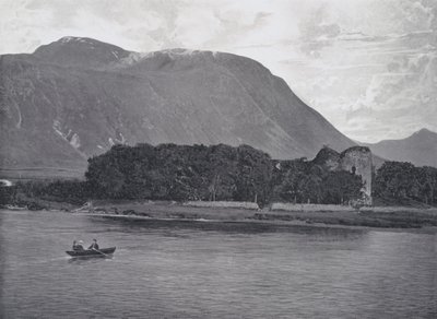 Skottland: Ruins of Inverlochy Castle, Ben Nevis (s/hv-bilde) av English Photographer