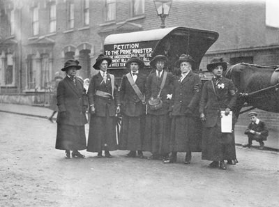 Skotske suffragetter ankommer London for å levere petisjon av English Photographer