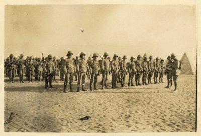 Viser en del av min Coy på parade i Shusha - Libyan Desert kl. 06.30, september 1916 (s/hvitt-bilde) av English Photographer