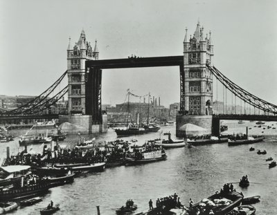 Skip passerer under Tower Bridge, 1894 av English Photographer