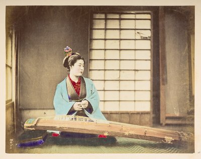 Syngende jenter [Japan], Studioportrett av en japansk kvinne, sittende med et strengeinstrument (en slags siter) hvilende på gulvet foran henne,  Fotograf: Ukjent  Lucas Collection: Fotografisk oversikt over verdensturneen til Charles James og Mo av English Photographer