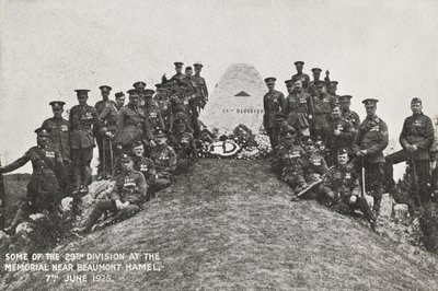 Noen av den 29. divisjon ved minnesmerket nær Beaumont Hamel, 7. juni 1925 av English Photographer