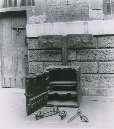 Aksjer og sjakler utstilt i Newgate Prison av English Photographer