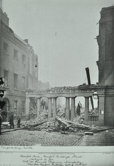 Strand, Westminster LB: Beaufort-bygninger, brannskader, 1890 av English Photographer