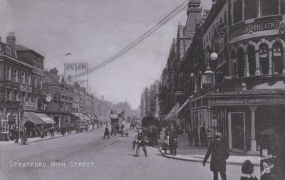 Stratford, High Street, med Borough Theatre (s/hvitt-bilde) av English Photographer