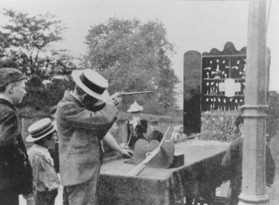 Gateskytebane i 1902 av English Photographer