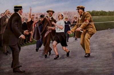 Lider av dehydrering og utmattelse. Den italienske friidrettsutøveren Dorando Pietri blir hjulpet over målstreken for å vinne maraton under de olympiske leker, London, 1908 av English Photographer