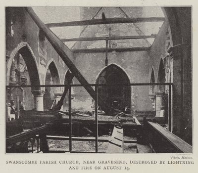 Swanscombe Parish Church, nær Gravesend, ødelagt av lyn og brann 14. august av English Photographer