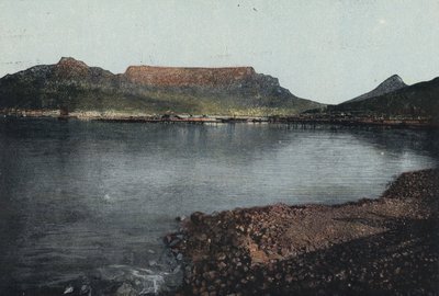 Table Mountain, Lion's Head og Devil's Peak, fra Table Bay (farget bilde) av English Photographer