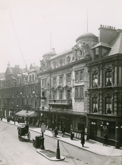 Apollo Theatre and Lyric Theatre, 1907 av English Photographer