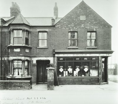 The Beehive Dining Rooms 97.0 ALB, 1899 av English Photographer