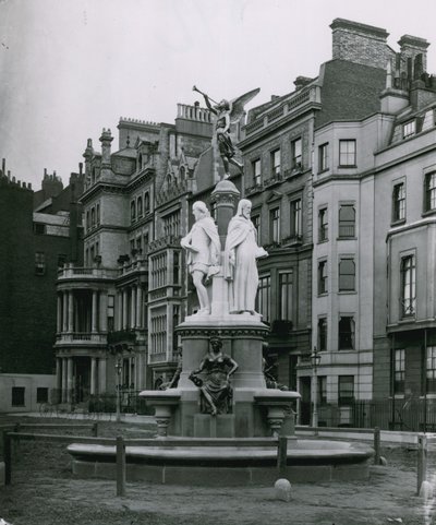The Brown Fountain, Park Lane, London av English Photographer