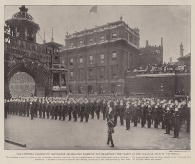 Den kanadiske kroningskontingenten feirer Dominion Day i London, troppene ved Canadian Arch i Whitehall av English Photographer