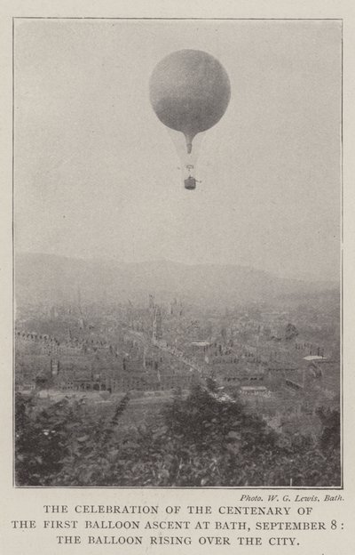 Feiringen av hundreårsdagen for den første ballongoppstigningen i Bath, 8. september, ballongen stiger over byen av English Photographer