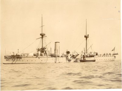"Chih Yuan" ankret utenfor sørkysten ved Hove, lokal lugger ved siden av, ca. 1886 av English Photographer