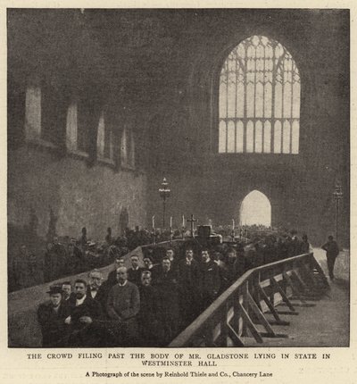 The Crowd filing forbi liket av Mr Gladstone liggende i staten i Westminster Hall av English Photographer