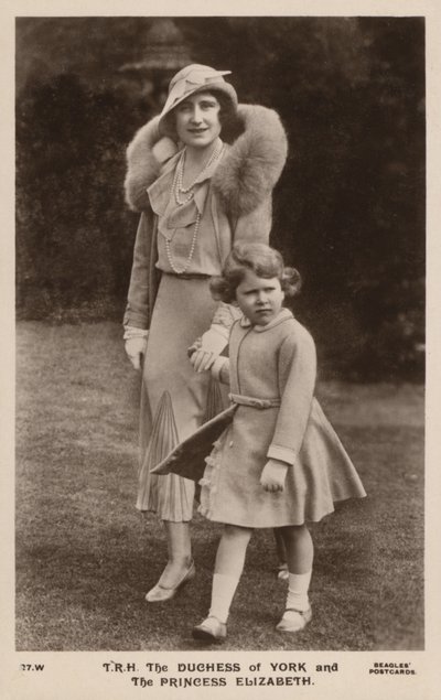 Hertuginnen av York og prinsesse Elizabeth (s/hvitt bilde) av English Photographer