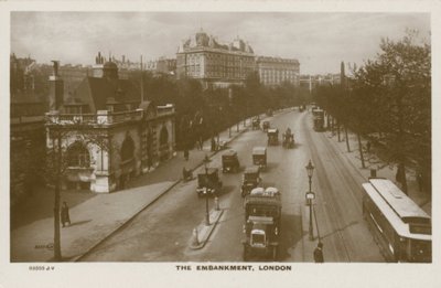 The Embankment, London av English Photographer