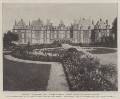 Brannen på Chateau de Eu, hertugen av Orleans historiske residens sett fra parken av English Photographer