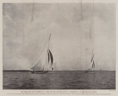The First Sail of Shamrock II, den nye utfordreren som leder Shamrock I i Southampton Water av English Photographer