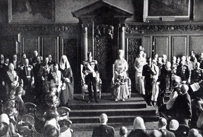 Kongen appellerer om fred til folket i Irland i rådhuset, illustrasjon fra 'The Queen', 2. juli 1921 av English Photographer