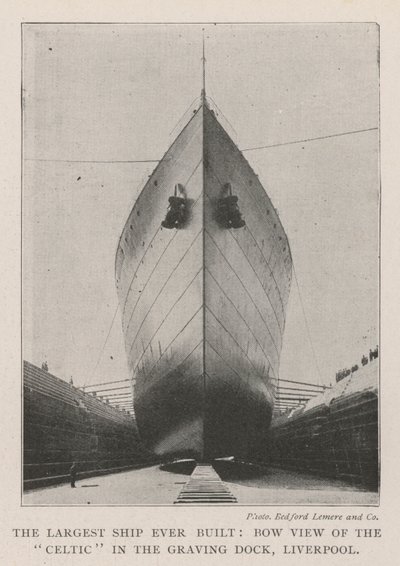 Det største skipet som noen gang er bygget, Bow View of the Celtic i Graving Dock, Liverpool av English Photographer