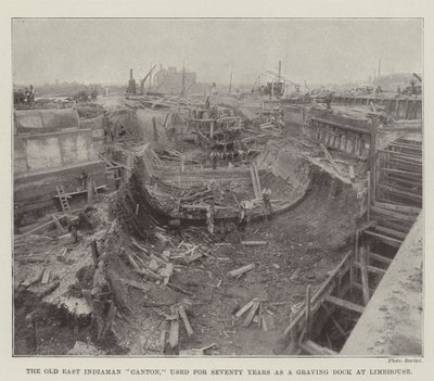 The Old East Indiaman Canton, brukt i sytti år som gravebrygge ved Limehouse av English Photographer