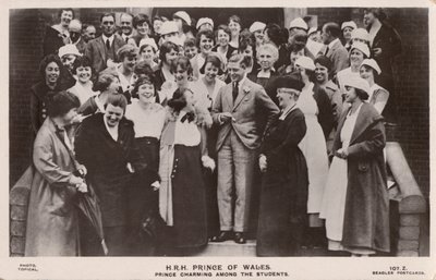 Prinsen av Wales (senere kong Edward VIII), med en gruppe kvinnelige studenter (s/hvitt-bilde) av English Photographer
