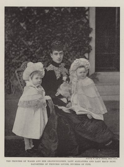 Prinsessen av Wales og hennes barnebarn, Lady Alexandria og Lady Maud Duff, døtre av prinsesse Louise, hertuginne av Fife av English Photographer