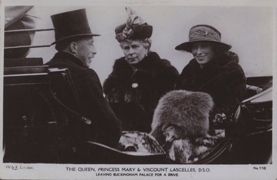 Dronningen, prinsesse Mary og Viscount Lascelles, DSO (s/hvitt bilde) av English Photographer