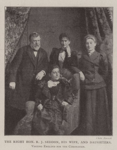 Høyre ærede RJ Seddon, hans kone og døtre, besøker England for kroningen av English Photographer
