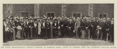 The Royal Archaeological Societys møte på Hampton Court, gruppe medlemmer med presidenten, Viscount Dillon av English Photographer