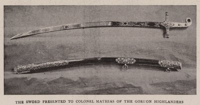 Sverdet ble presentert for oberst Mathias fra Gordon Highlanders av English Photographer