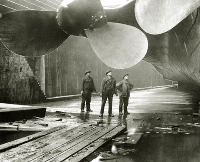 Titanics propeller i Thompson Graving Dock of Harland & Wolff, Belfast, Irland, 1910-11 av English Photographer