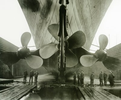 Titanics-propellene i Thompson Graving Dock i Harland und Wolff, Belfast, Irland, 1910-11 av English Photographer
